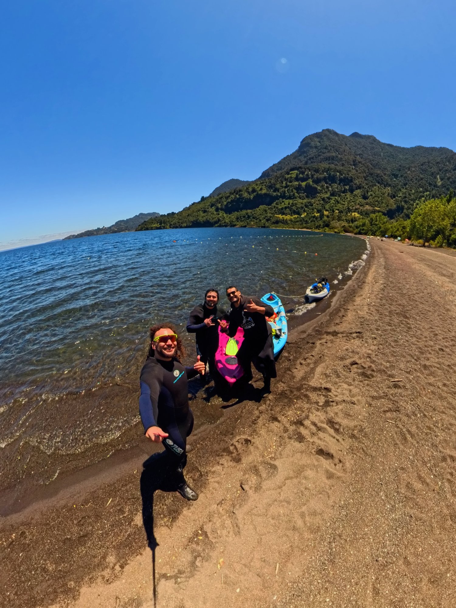 Grupo con kayaks en la playa de Lago Ranco